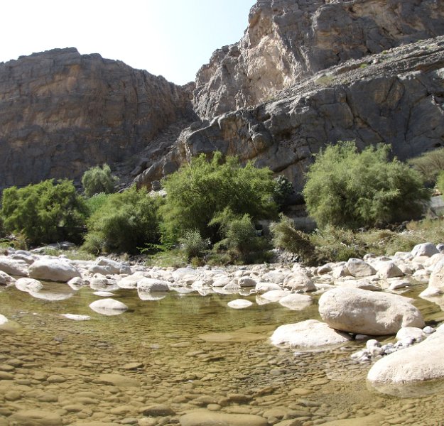 040211_wadi tanuf.jpg - De wadi Tanuf. Leverancier van het water voor één van de grootste fabrieken in Oman die mineraalwater bottelt.